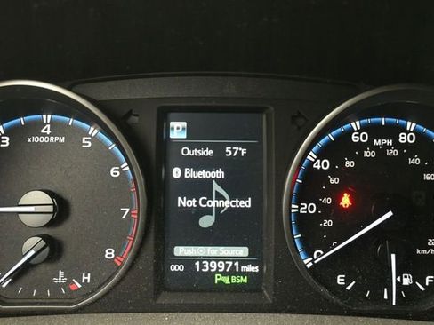 Used 2017 Toyota RAV4 XLE AWD/4WD image 17