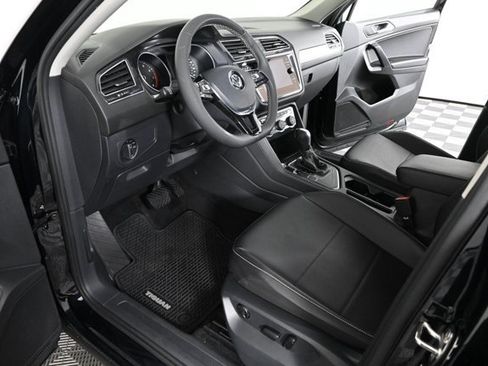 Certified 2021 Volkswagen Tiguan SE w/ Panoramic Sunroof Package image 20