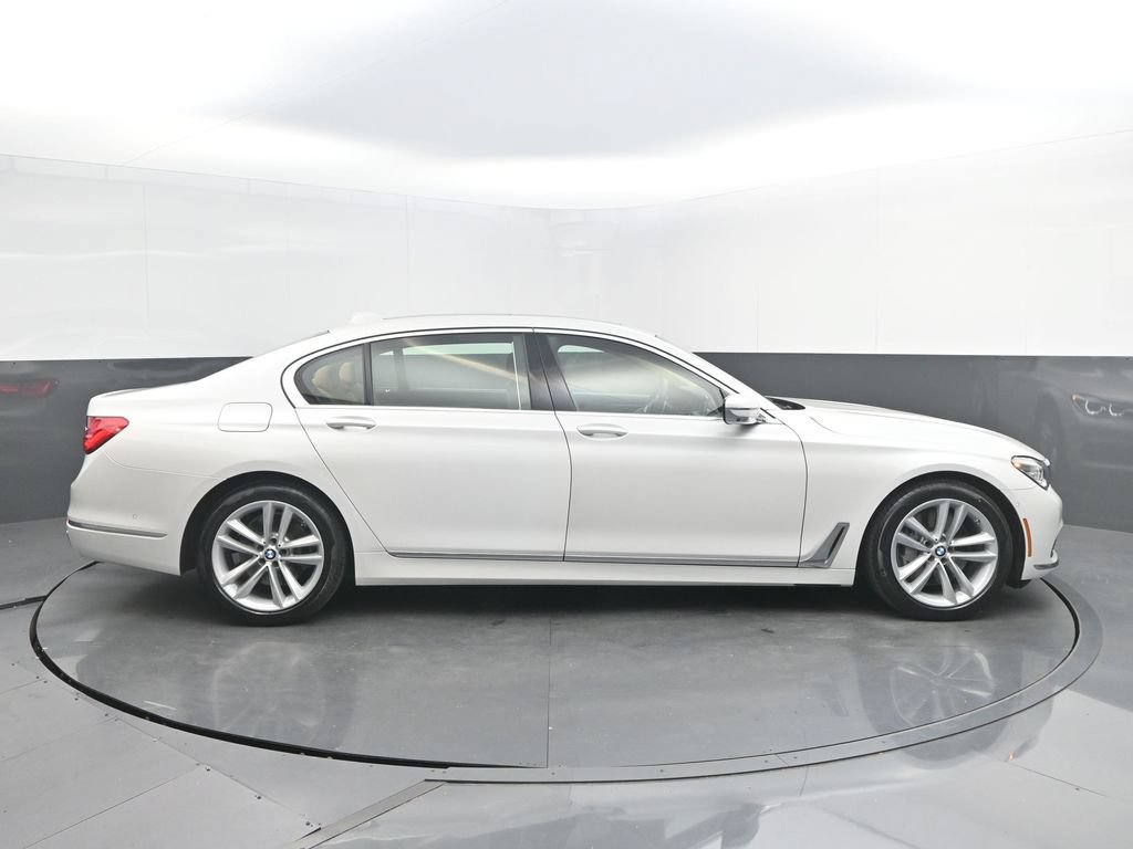 Used 2019 BMW 750i w/ Executive Package RWD image 8