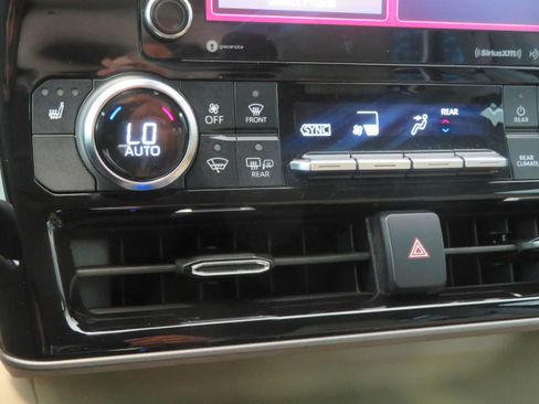 Used 2021 Toyota Highlander XLE FWD image 45