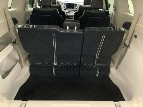 Used 2024 Chrysler Pacifica Touring-L image 8