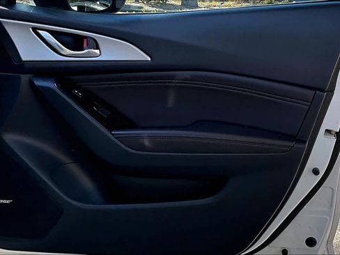 Used 2018 MAZDA MAZDA3 Touring image 27