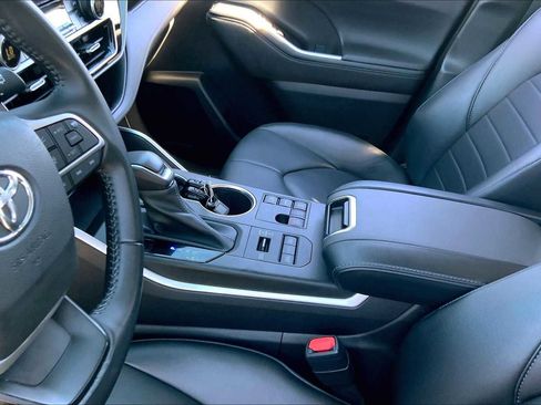 Certified 2023 Toyota Highlander XLE image 13