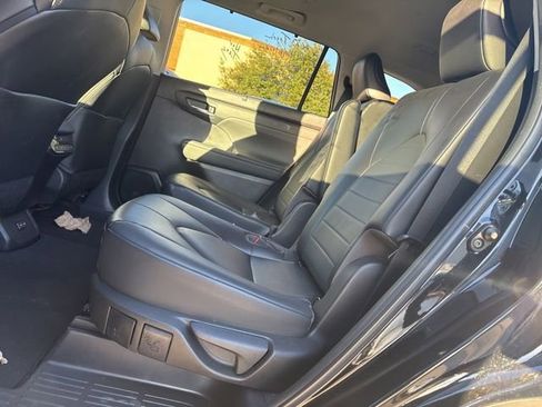 Used 2023 Toyota Highlander XLE image 7