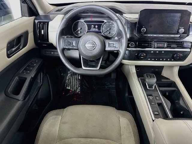 Used 2024 Nissan Pathfinder SV w/ Lighting Package (N92) FWD image 16