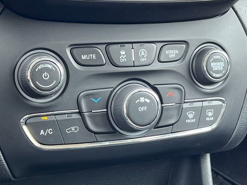 Used 2019 Jeep Cherokee Latitude Plus w/ Cold Weather Group AWD/4WD image 27