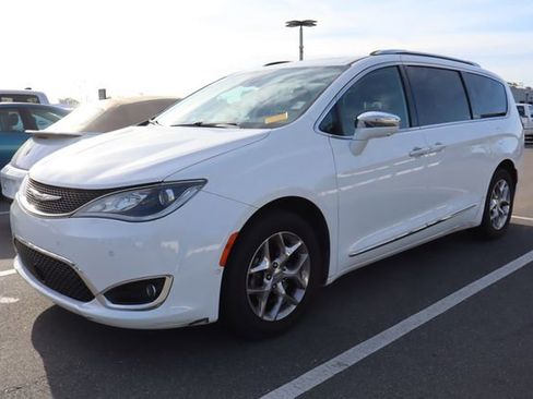Used 2019 Chrysler Pacifica Limited w/ Advanced Safetytec Group image 4