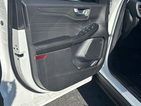 New 2025 Ford Escape SE image 50