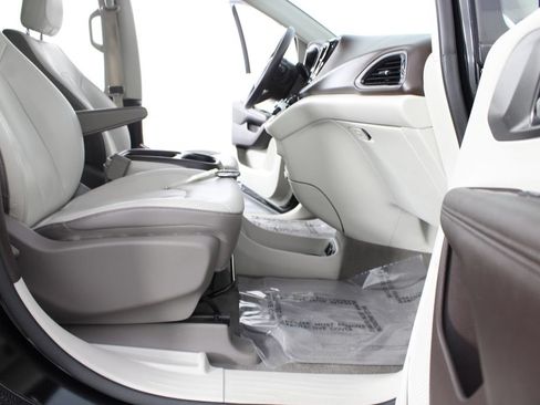 Used 2018 Chrysler Pacifica Touring-L FWD image 21
