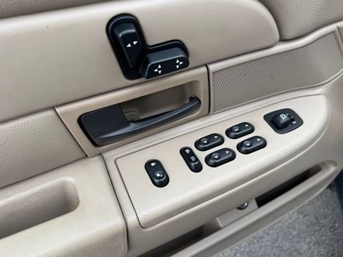 Used 2005 Ford Crown Victoria image 14