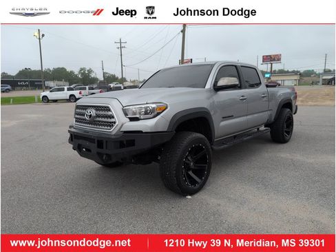 Used 2017 Toyota Tacoma TRD Off-Road image 1