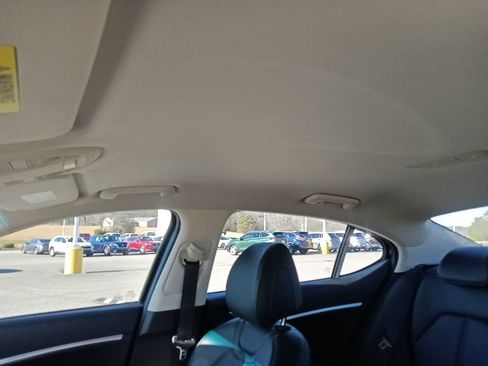 Used 2025 Genesis G70 2.5T image 14