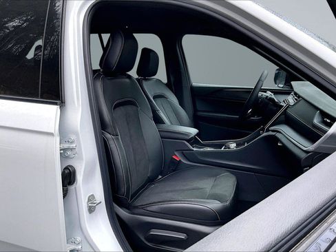 New 2025 Jeep Grand Cherokee Altitude image 9