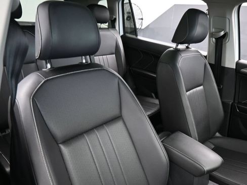 Used 2024 Volkswagen Tiguan SE FWD image 41