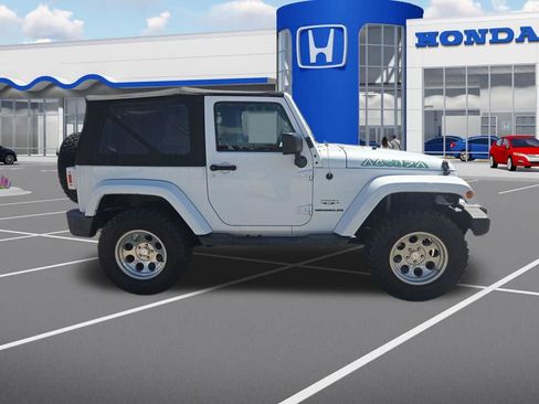 Used 2017 Jeep Wrangler Sahara w/ Connectivity Group image 19