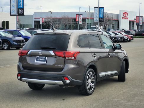 Used 2018 Mitsubishi Outlander SE image 5