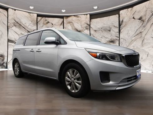 Used 2016 Kia Sedona LX image 4