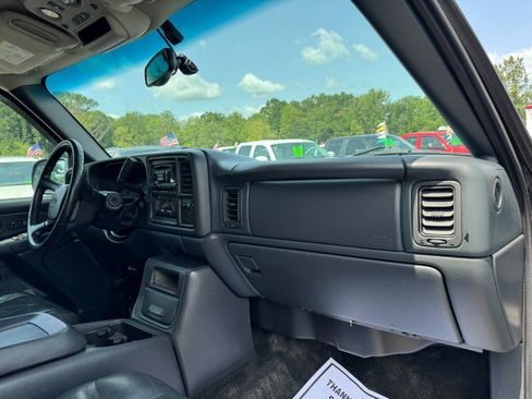 Used 2002 Chevrolet Avalanche 2500 w/ Convenience Pkg AWD/4WD image 19