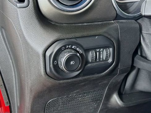 Used 2019 Jeep Wrangler Unlimited Sahara AWD/4WD image 12