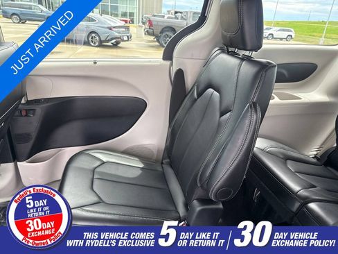 Certified 2024 Chrysler Pacifica Touring-L FWD image 22