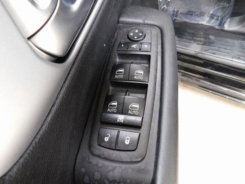 Used 2025 Chrysler Pacifica Limited image 22