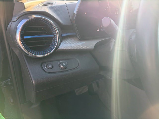 Used 2024 Chevrolet Trax LT w/ LT Convenience Package FWD image 13