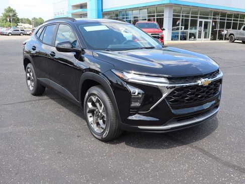 New 2026 Chevrolet Trax LT w/ LT Convenience Package FWD image 2