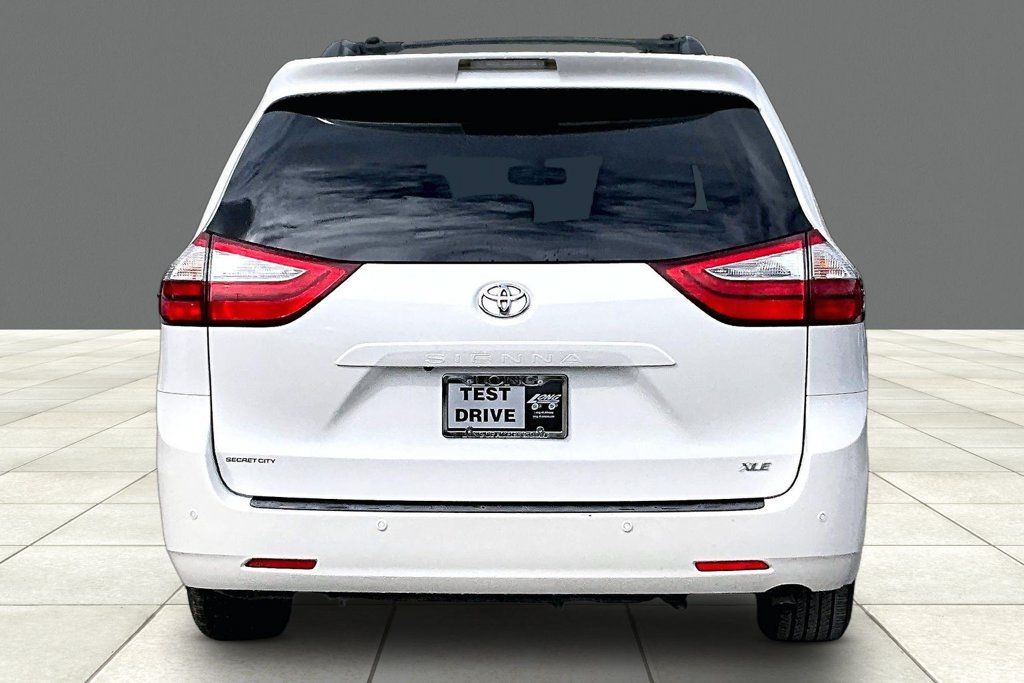 Used 2017 Toyota Sienna XLE Premium FWD image 4