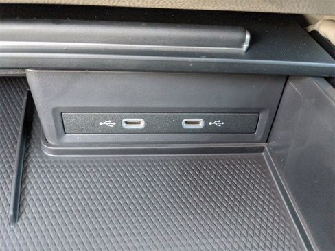 Used 2025 Volkswagen Atlas SE image 33