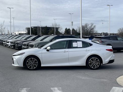 Used 2025 Toyota Camry XLE image 4