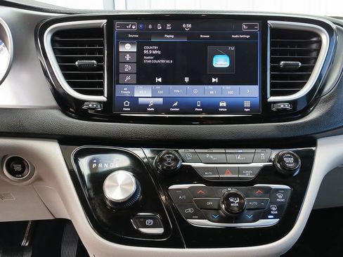 Used 2024 Chrysler Pacifica Touring-L image 13