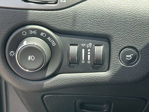Used 2019 Jeep Cherokee Latitude Plus w/ Comfort/Convenience Group AWD/4WD image 24