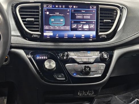 Used 2023 Chrysler Pacifica Touring FWD image 6