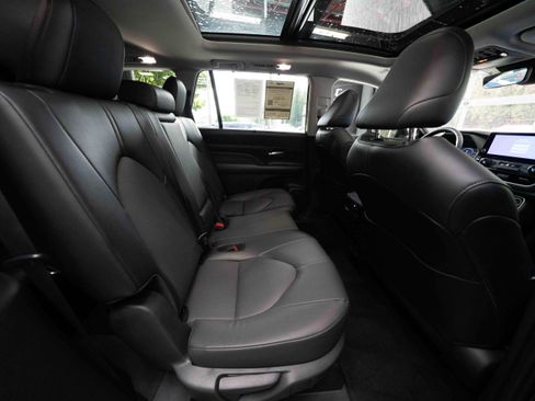 Used 2025 Toyota Grand Highlander AWD image 25