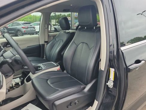 Used 2024 Chrysler Pacifica Touring-L FWD image 16