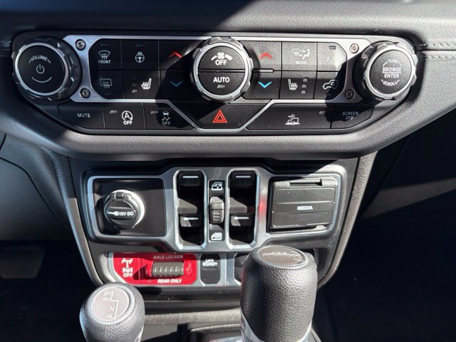 Used 2025 Jeep Gladiator Mojave w/ Convenience Group AWD/4WD image 31