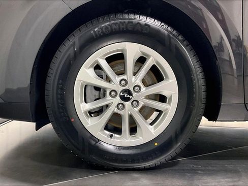 Used 2024 Kia Carnival LX image 9