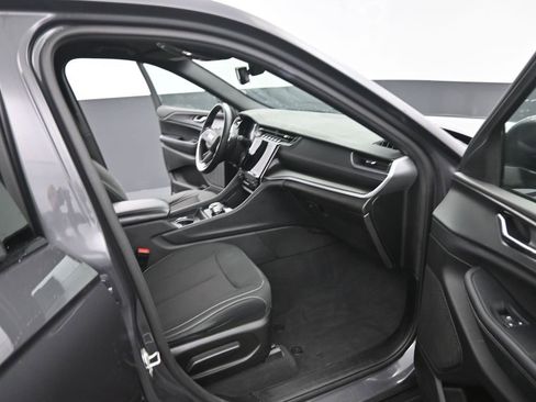 Used 2024 Jeep Grand Cherokee Laredo image 17