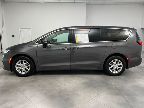 Used 2023 Chrysler Pacifica Touring-L image 4