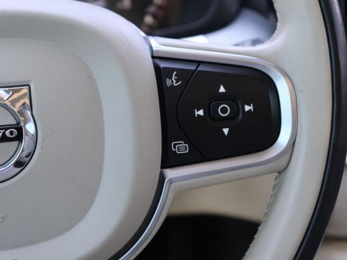 Used 2018 Volvo XC60 T6 Momentum w/ Convenience Package image 25