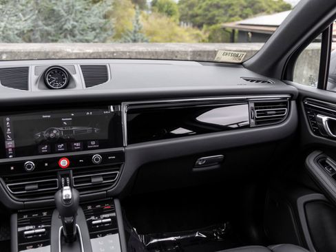Certified 2026 Porsche Macan AWD/4WD image 48
