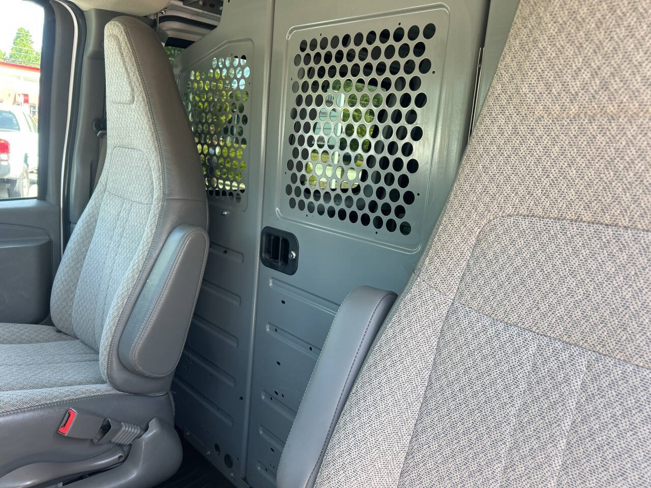 Used 2017 Chevrolet Express 2500 RWD image 21