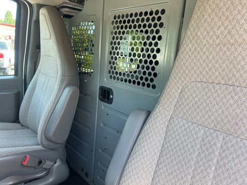 Used 2017 Chevrolet Express 2500 RWD image 21