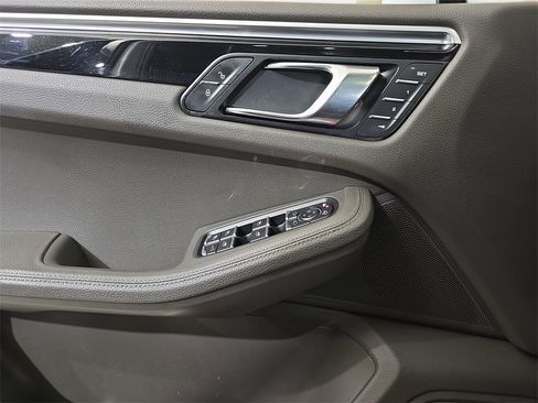 Used 2018 Porsche Macan S image 30