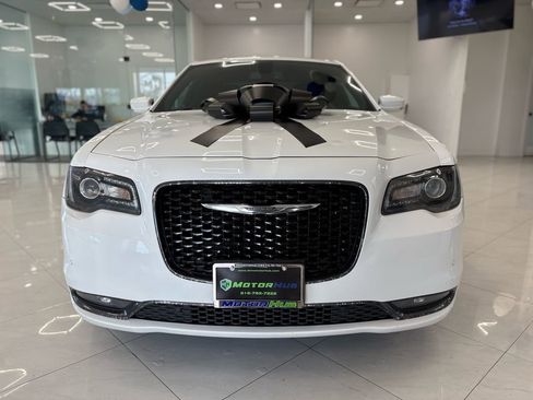Used 2019 Chrysler 300 S w/ 300S Premium Group image 2