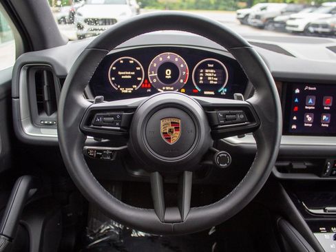 Used 2024 Porsche Cayenne w/ Premium Package image 14