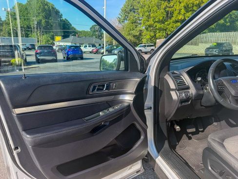 Used 2019 Ford Explorer XLT w/ Equipment Group 201A FWD image 16