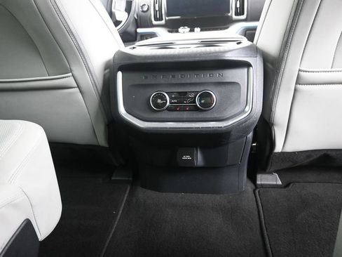 Used 2025 Ford Expedition Platinum w/ Driver's Package AWD/4WD image 25