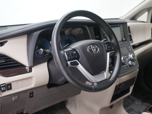 Used 2019 Toyota Sienna XLE FWD image 10