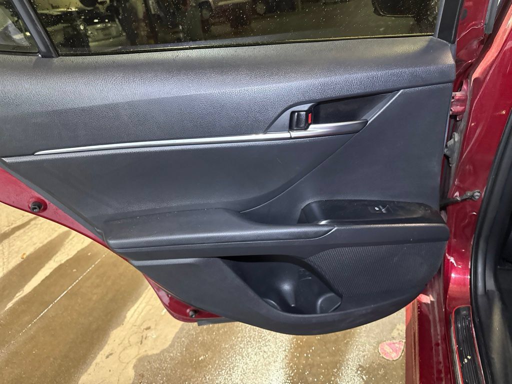 Used 2018 Toyota Camry SE w/ Moonroof Package FWD image 14